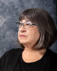 Portrait of Robyn looking to the side